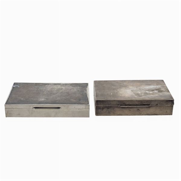 Due scatole rettangolari rispettivamente in argento e in metallo