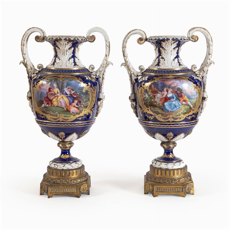 Coppia di Vasi in Porcellana Policroma e Bronzo Dorato