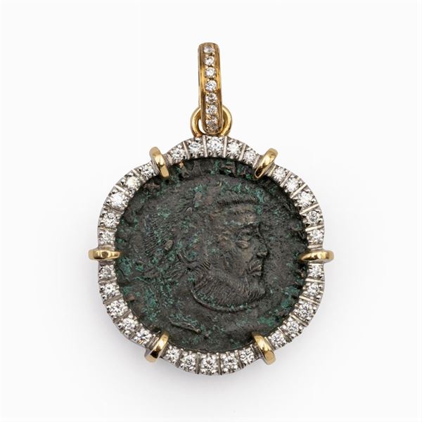 Pendente in oro a tre colori 18kt e antica moneta