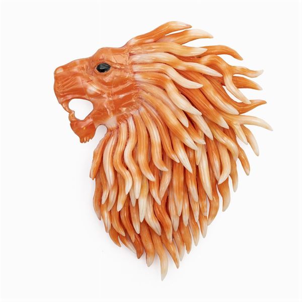 Scultura pendente in corallo scolpito  - Asta Gioielli Orologi e Fashion Vintage - Colasanti Casa d'Aste