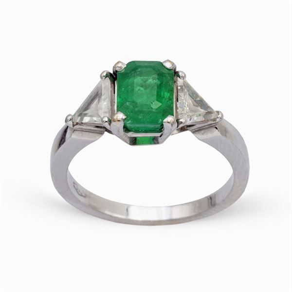 Anello in oro bianco 18kt con smeraldo e diamanti