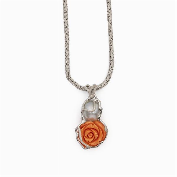 Pendente in oro bianco 18kt rosa di corallo e perla scaramazza