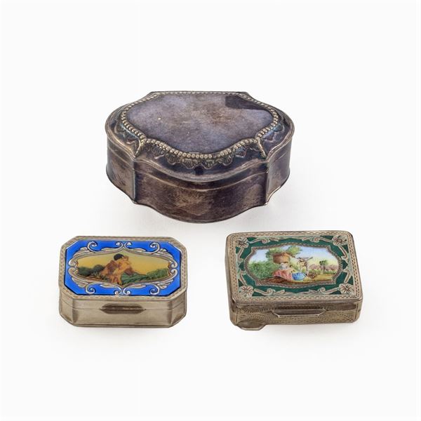 Group of silver and polychrome enamel snuffboxes (3)