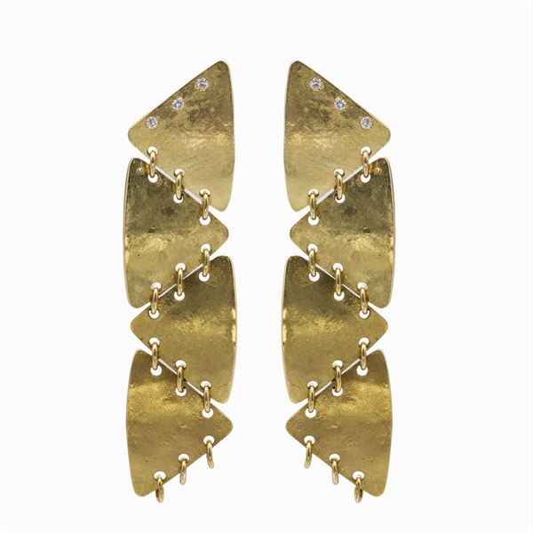 Orecchini pendenti in oro giallo 18kt e diamanti