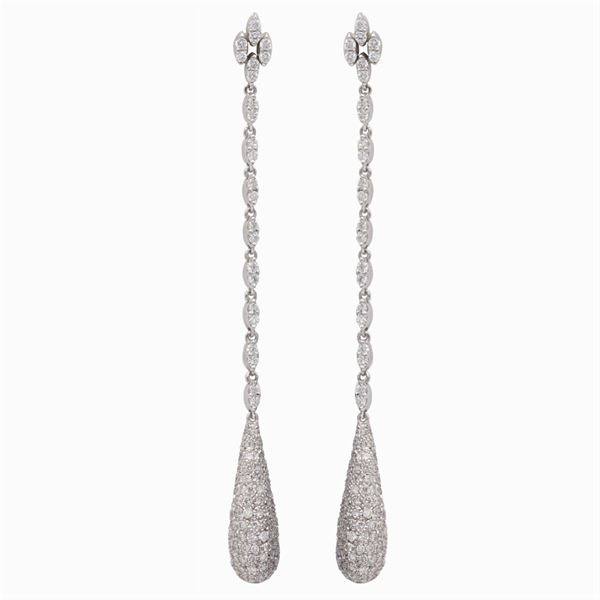 Orecchini pendenti in oro bianco 18kt e goccia di diamanti