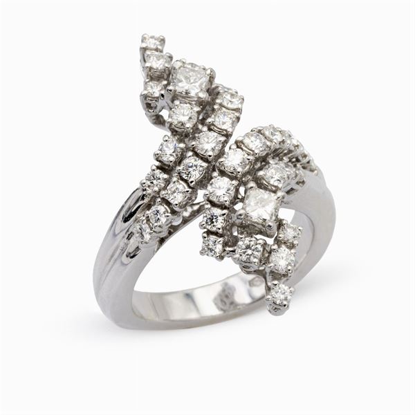 Anello contrarié in oro bianco 18kt e diamanti
