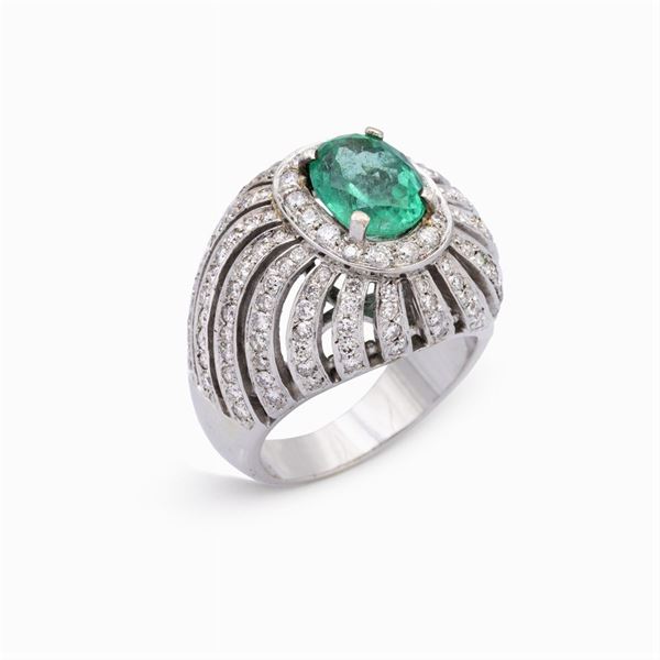 Anello bombé in oro bianco 18kt smeraldo e diamanti