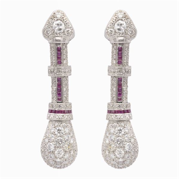 Orecchini pendenti in oro bianco 18kt  diamanti e rubini