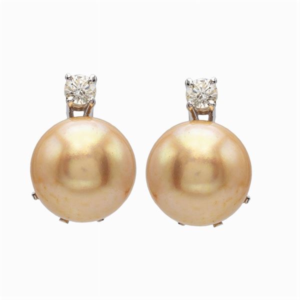 Orecchini a lobo in oro bianco 18kt perle golden e diamanti