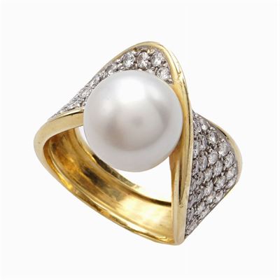 Anello in Oro Giallo 18kt Perla Giapponese e Diamanti