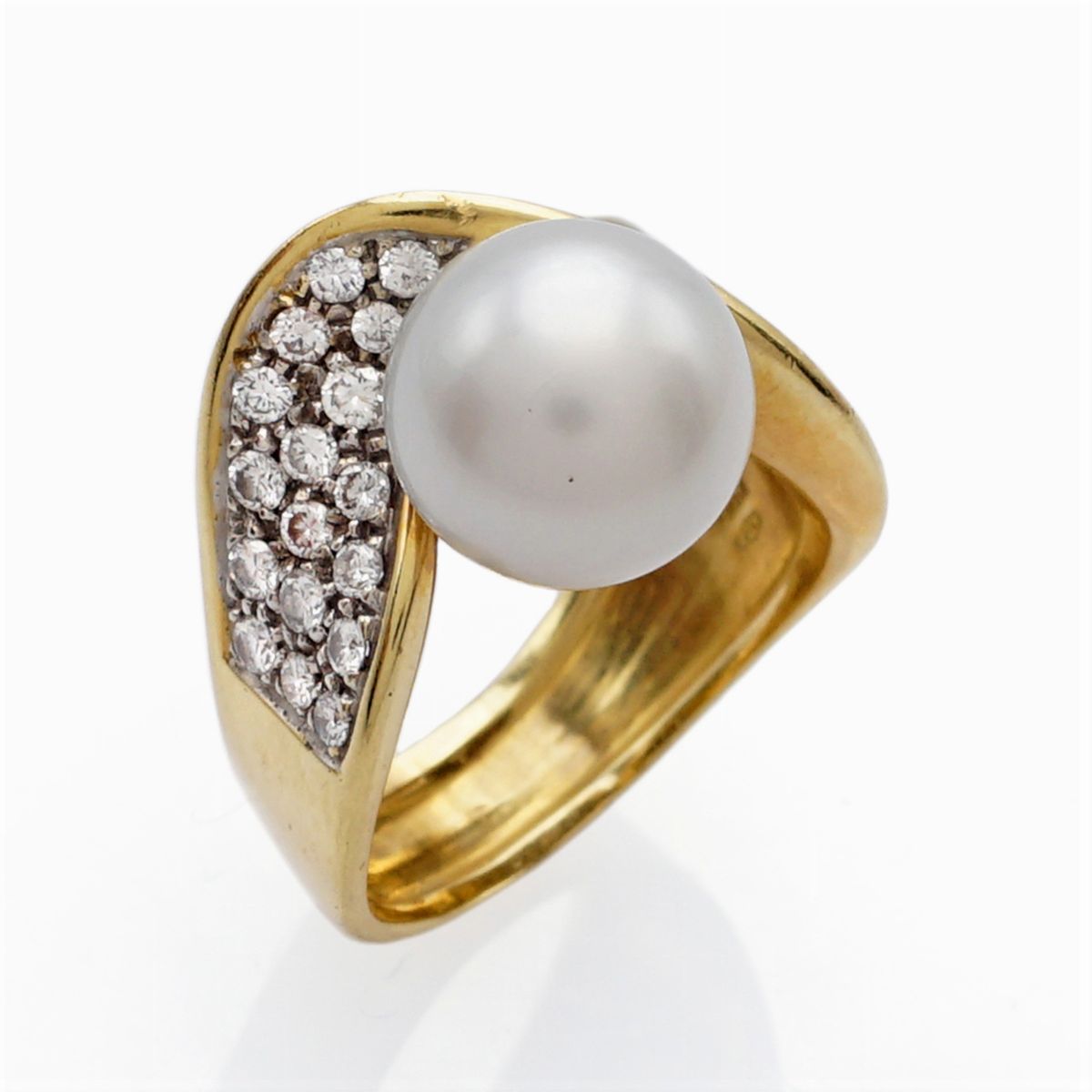 Anello in Oro Giallo 18kt Perla Giapponese e Diamanti