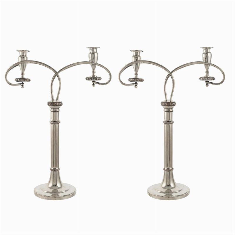 Coppia di Candelabri a Due Luci in Metallo Argentato