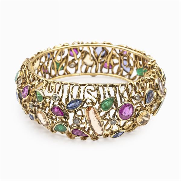 Bracciale a manetta in oro giallo 18kt  tempestato da pietre preziose