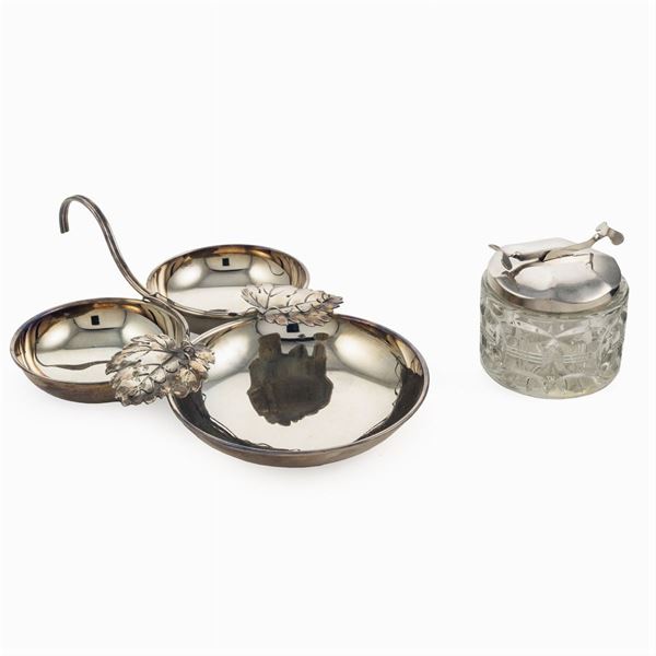 Gruppo di oggetti in metallo argentato e vetro (2)