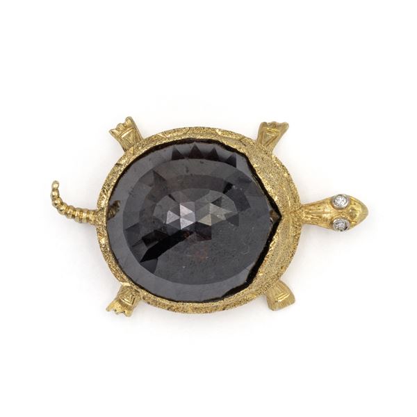 Turtle shaped brooch in 18kt yellow gold with garnet