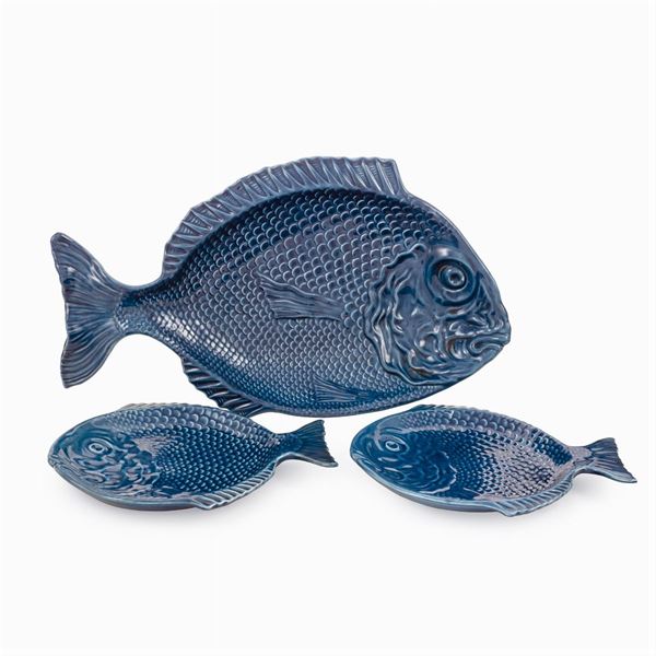 Set da tavola, in ceramica monocroma blu a foggia di pesce (7)