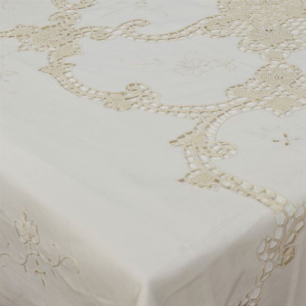 Round tablecloth with 8 napkins in ecru linen  - Auction Fine Silver and Art of the table - Colasanti Casa d'Aste