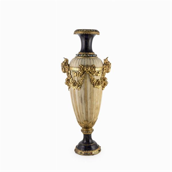 Grande vaso a balaustro in argento dorato
