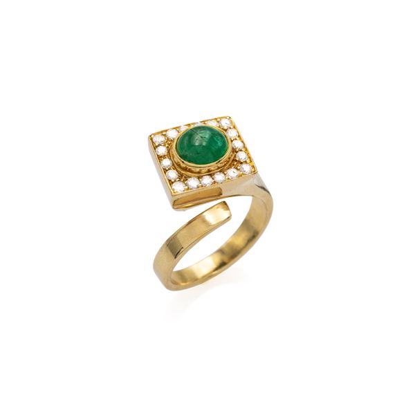 Anello in oro giallo 18kt smeraldo e diamanti  - Asta Gioielli Orologi e Fashion Vintage - Colasanti Casa d'Aste