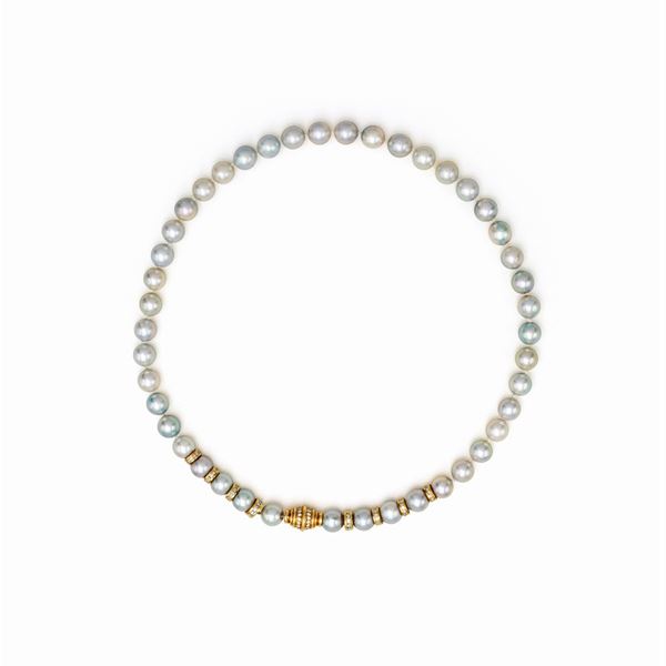 One strand of grey pearl necklace