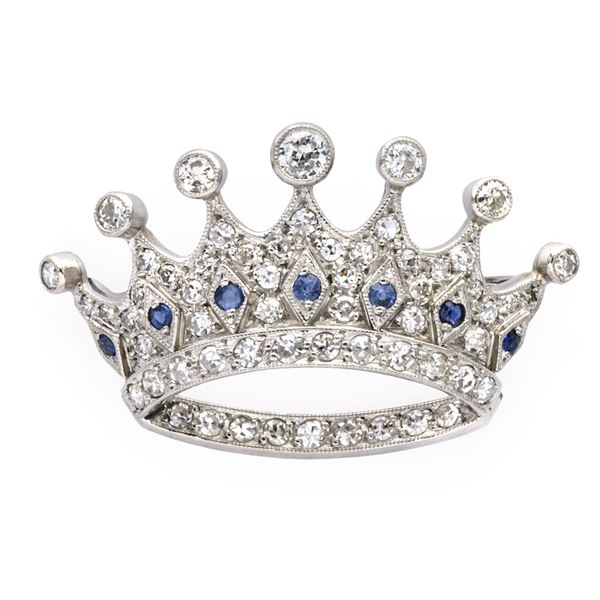 Spilla corona in oro bianco 18kt e diamanti  - Asta Gioielli Orologi e Fashion Vintage - Colasanti Casa d'Aste