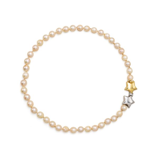 Collana ad un filo di perle coltivate, chiusura stelle in oro bianco e giallo 18kt