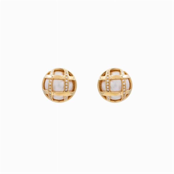 Orecchini in oro giallo 18kt perle mabé e diamanti