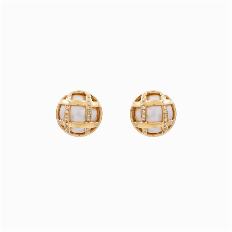 Orecchini in Oro Giallo 18kt Perle Mabé e Diamanti