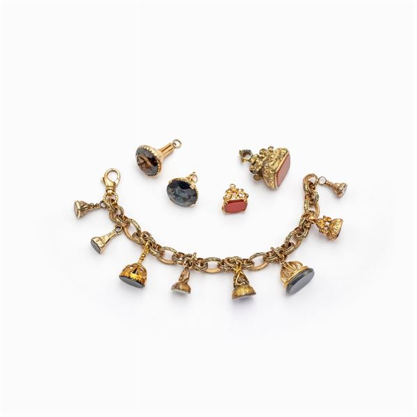 Princisbecco bracelet with hanging seals