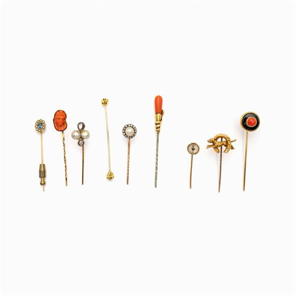Nove spilloni in oro 9kt e argento