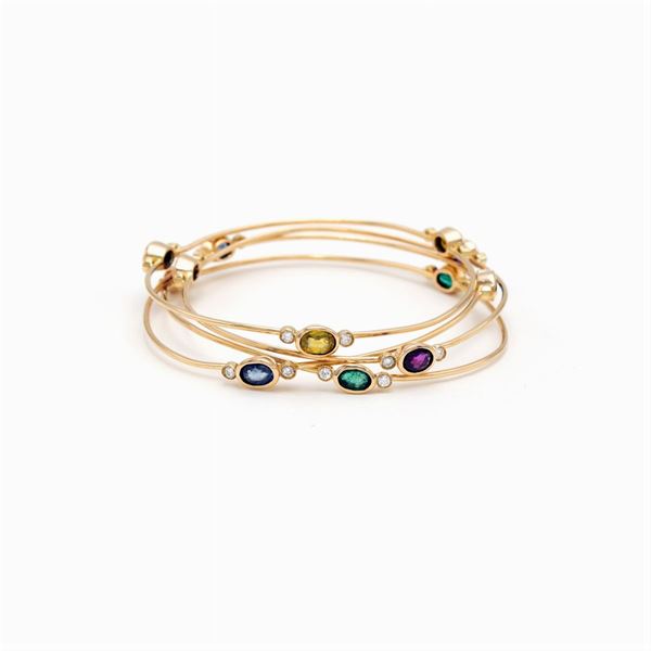 Quattro bracciali a manetta in oro giallo 18kt