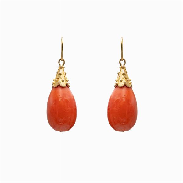 Orecchini pendenti in oro giallo 18kt e corallo mediterraneo
