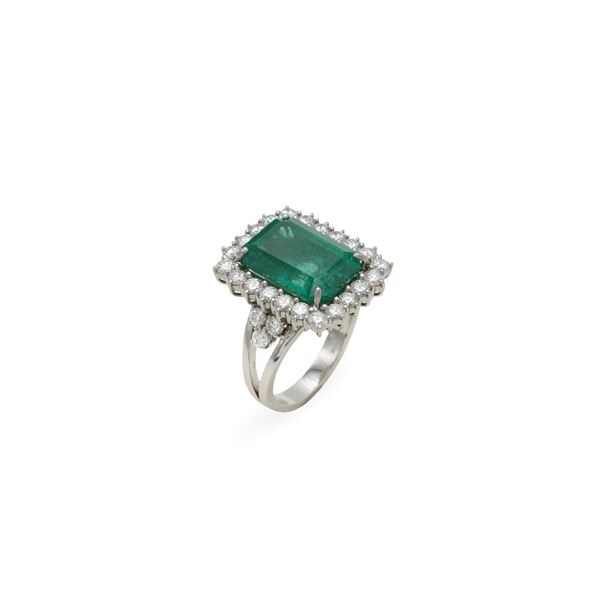18kt white gold natural emerald circa 11 ct ring