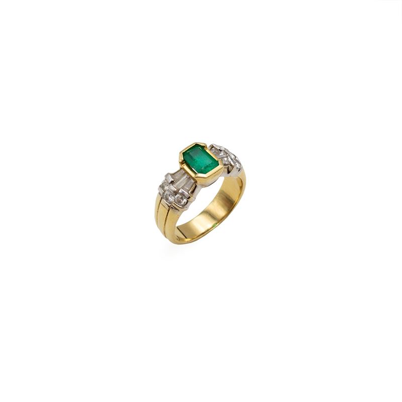 Anello in Oro Giallo 18kt, Smeraldo e Diamanti