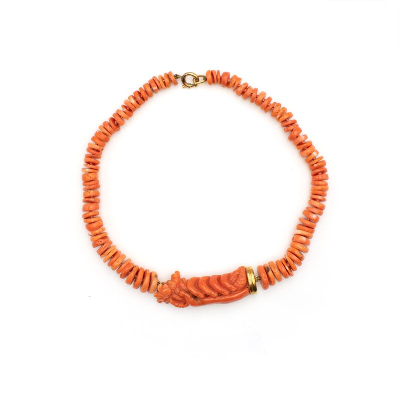 Collana Composta da Elementi in Corallo e Corallo Scolpito