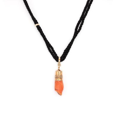 Collana con Elemento in Corallo e Cordoncino in Tessuto