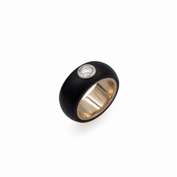 Anello in oro giallo 18kt e titanio con diamante