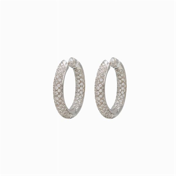 Orecchini cerchi in oro bianco 18kt e diamanti