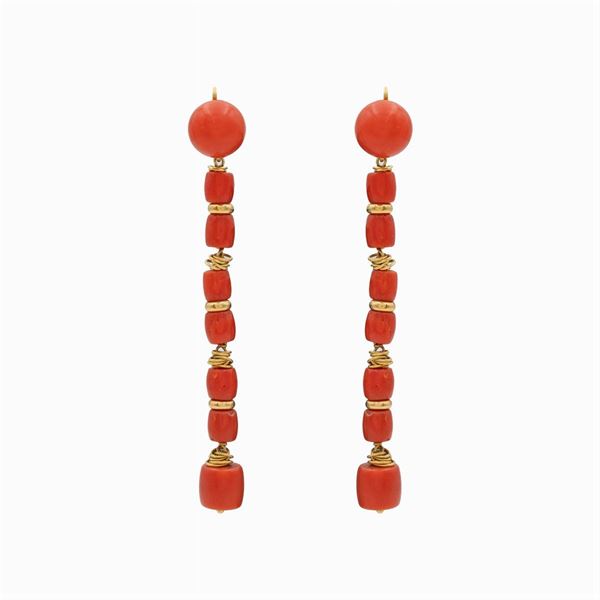 Orecchini pendenti in oro giallo 18kt e corallo mediterraneo