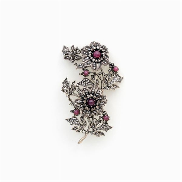 Antique en tremblant brooch with floral motif