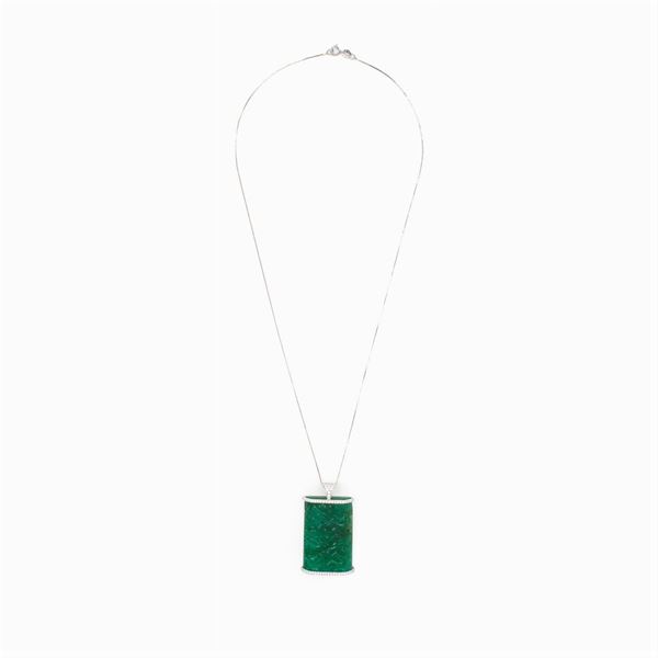 Emerald pendant engraved with a floral motif