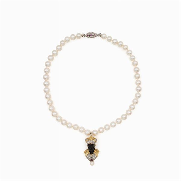 One strand of cultured pearls necklace with pendant