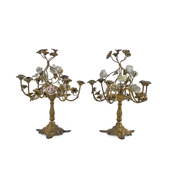 Coppia di candelabri in bronzo dorato e porcellana policroma