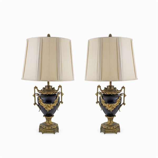 Coppie di lampade in metallo dorato e porcellana blu cobalto