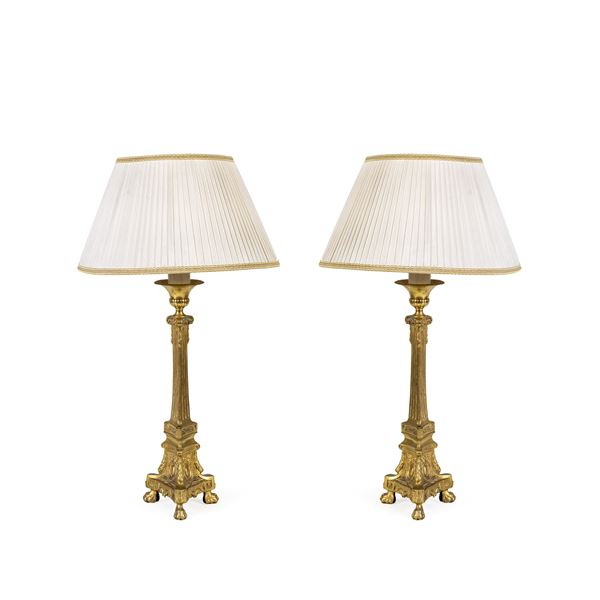Coppia di lampade da tavolo in metallo dorato