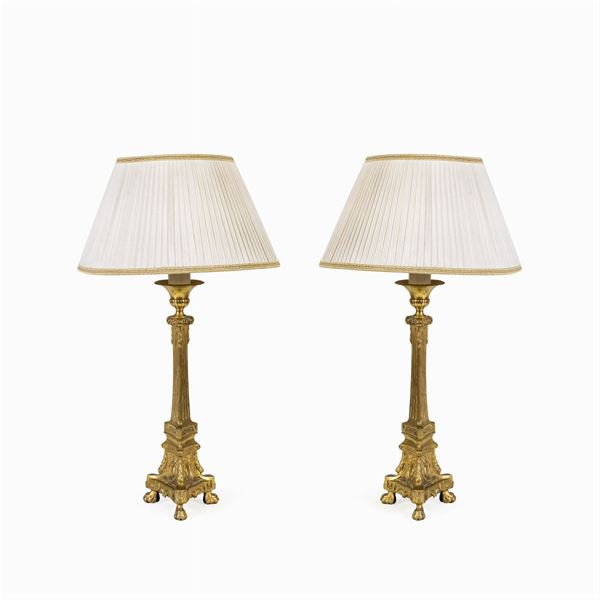 Coppia di lampade da tavolo in metallo dorato