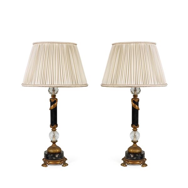 Coppia di lampade da tavolo in metallo dorato e marmo