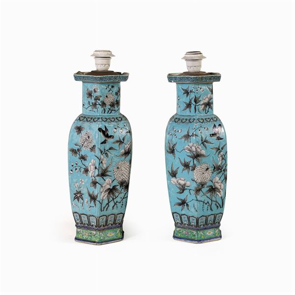 Coppia di vasi elettrificati in ceramica policroma