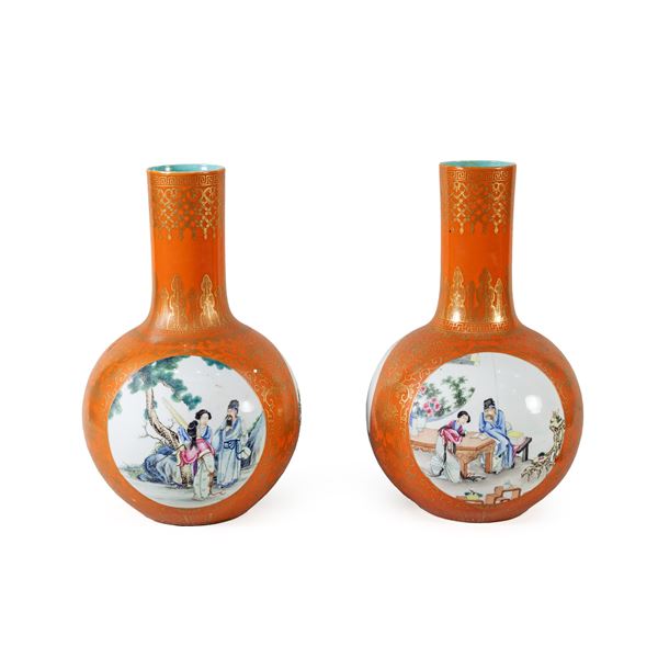 Coppia di vasi Tianqiuping in porcellana policroma  (Cina)  - Asta Dipinti Antichi, Arredi, Sculture e Oggetti d'Arte - Colasanti Casa d'Aste