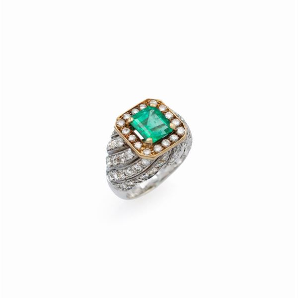 Anello in oro giallo e bianco 18kt con smeraldo Colombiano naturale